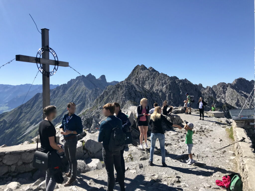 Das Gipfelkreuz auf der Hafelekarspitze - Aussichtspunkt und ideal für ein Erinnerungsfoto