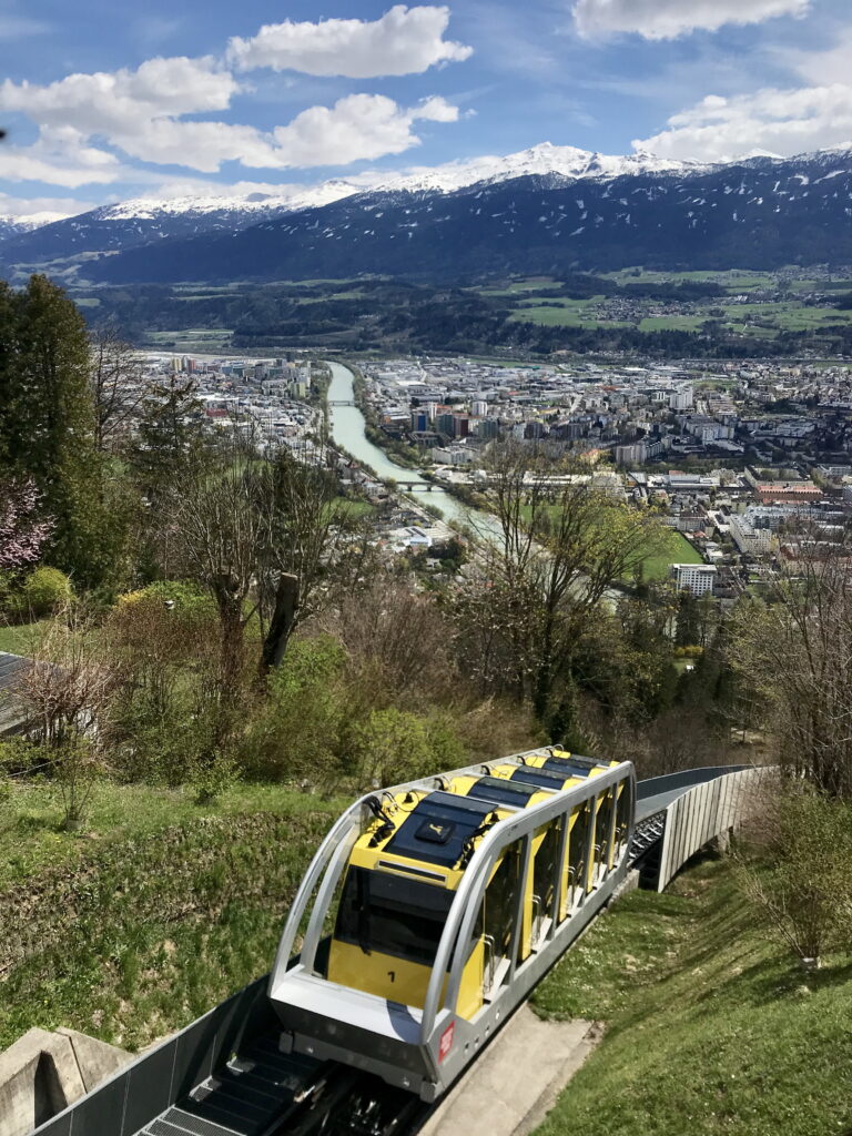 Die erste Sektion der Nordkettenbahn ist die Hungerburgbahn