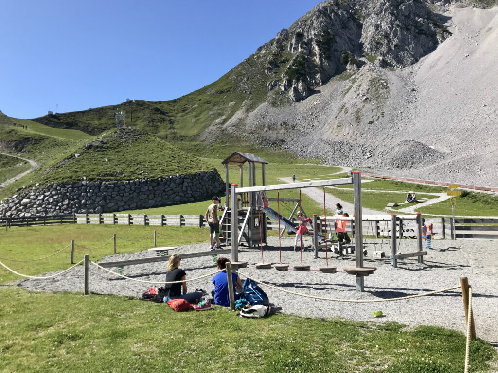 Für Familien mit Kindern ist direkt neben der Bergstationen Seegrube dieser Spielplatz